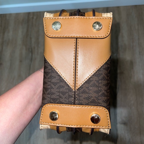 MICHAEL KORS Mercer Logo Accordion Crossbody Bag Brown Authentic - Picture 4 of 4